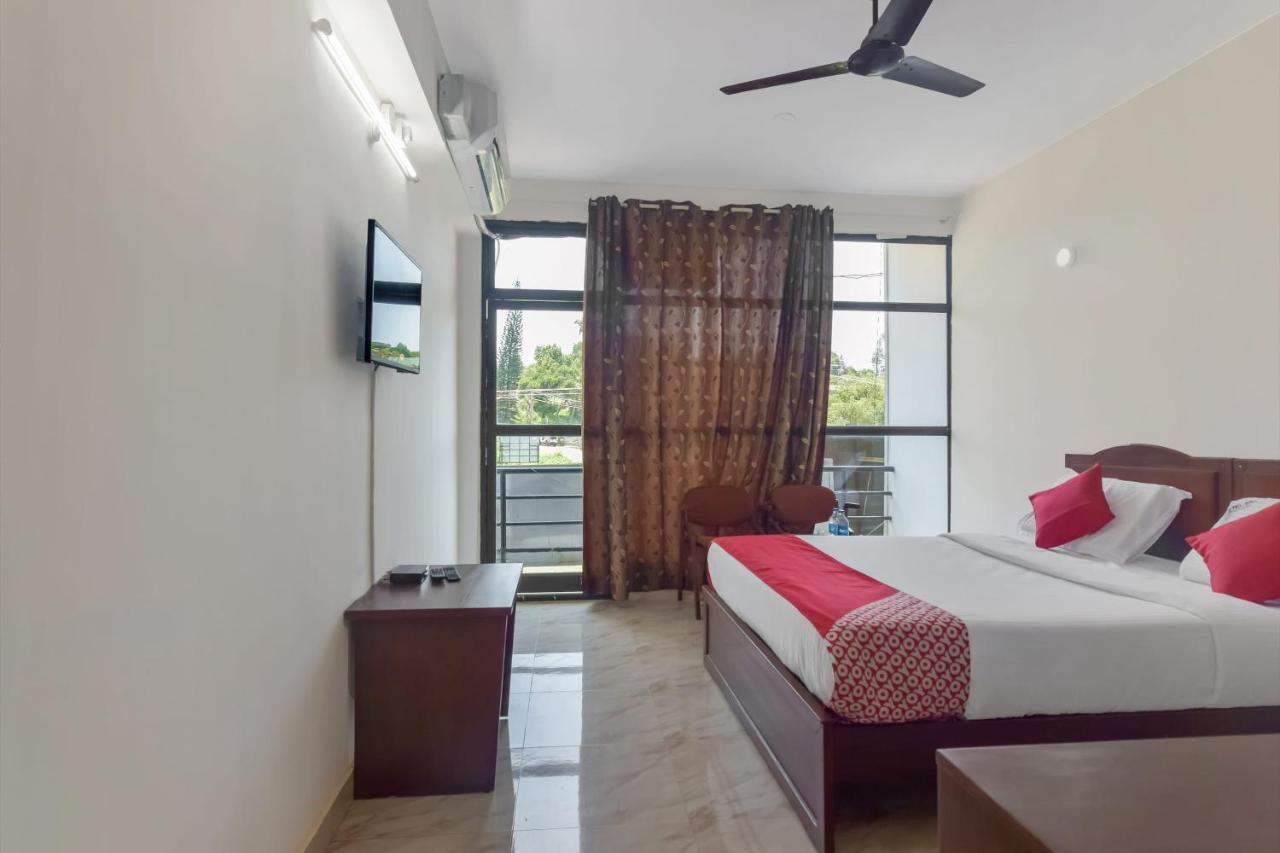 Oyo 13581 Hotel Raj Madikeri Exterior foto