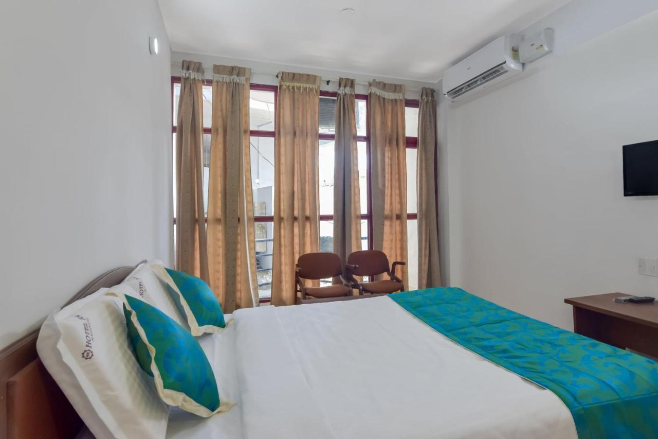 Oyo 13581 Hotel Raj Madikeri Exterior foto