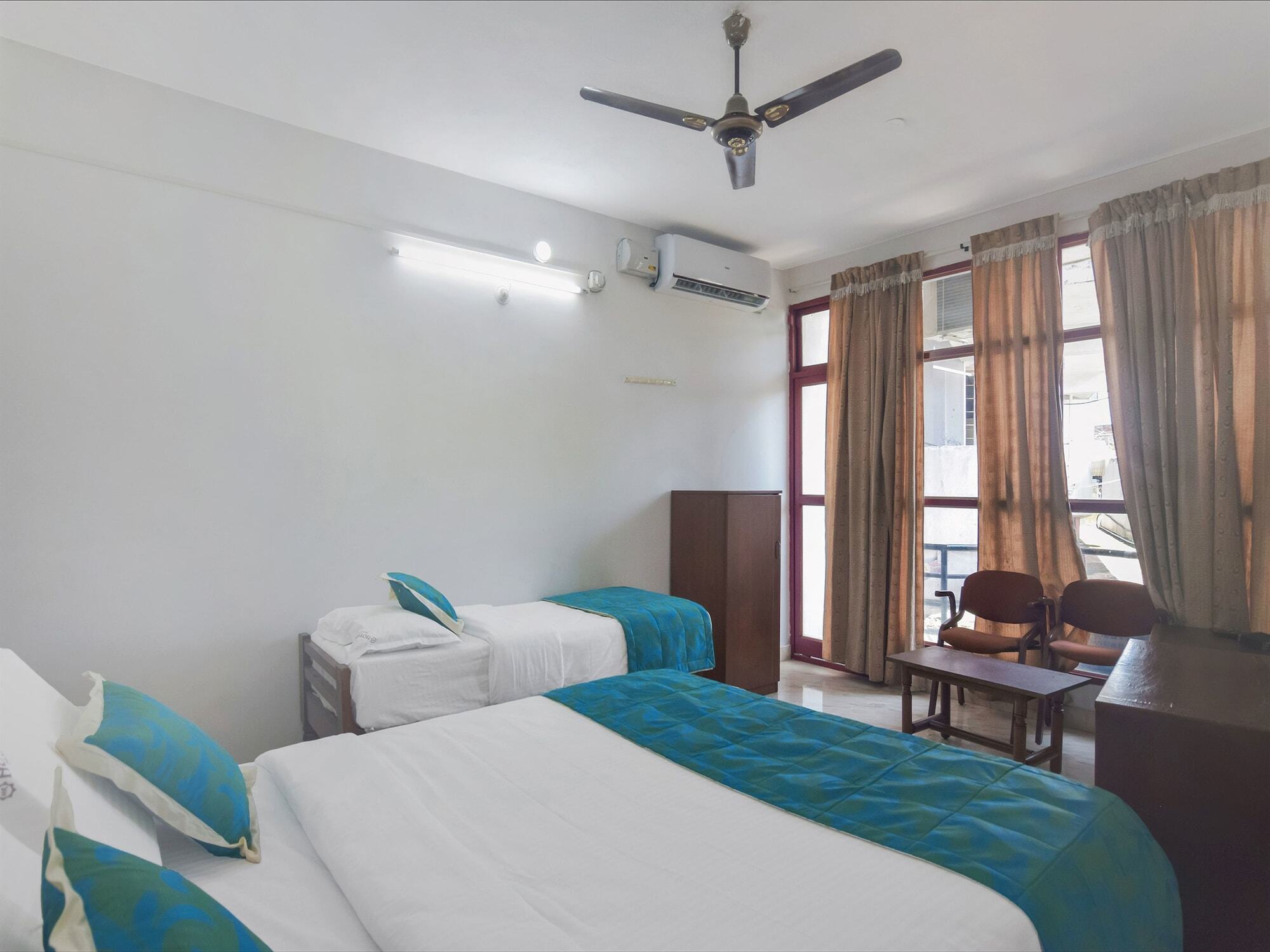 Oyo 13581 Hotel Raj Madikeri Exterior foto